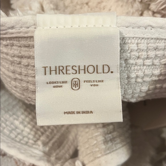 🛁 Threshold Cream White Bath Rug - Picture 7 of 8
